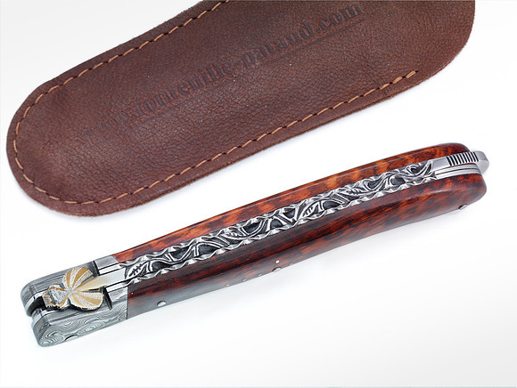 This is a locking blade, with the mechanism in the "bee".